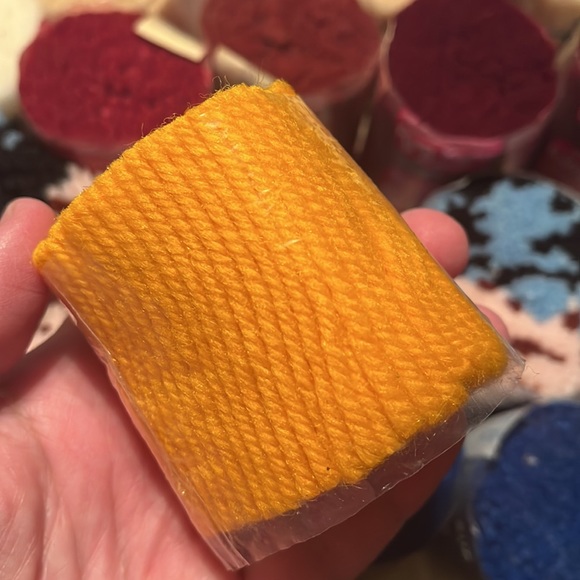 Vtg SPINNING WHEEL MARY MAXIM PreCut Latch Hook Rug yarn LOT 48 1-oz packs NEW - Picture 7 of 17